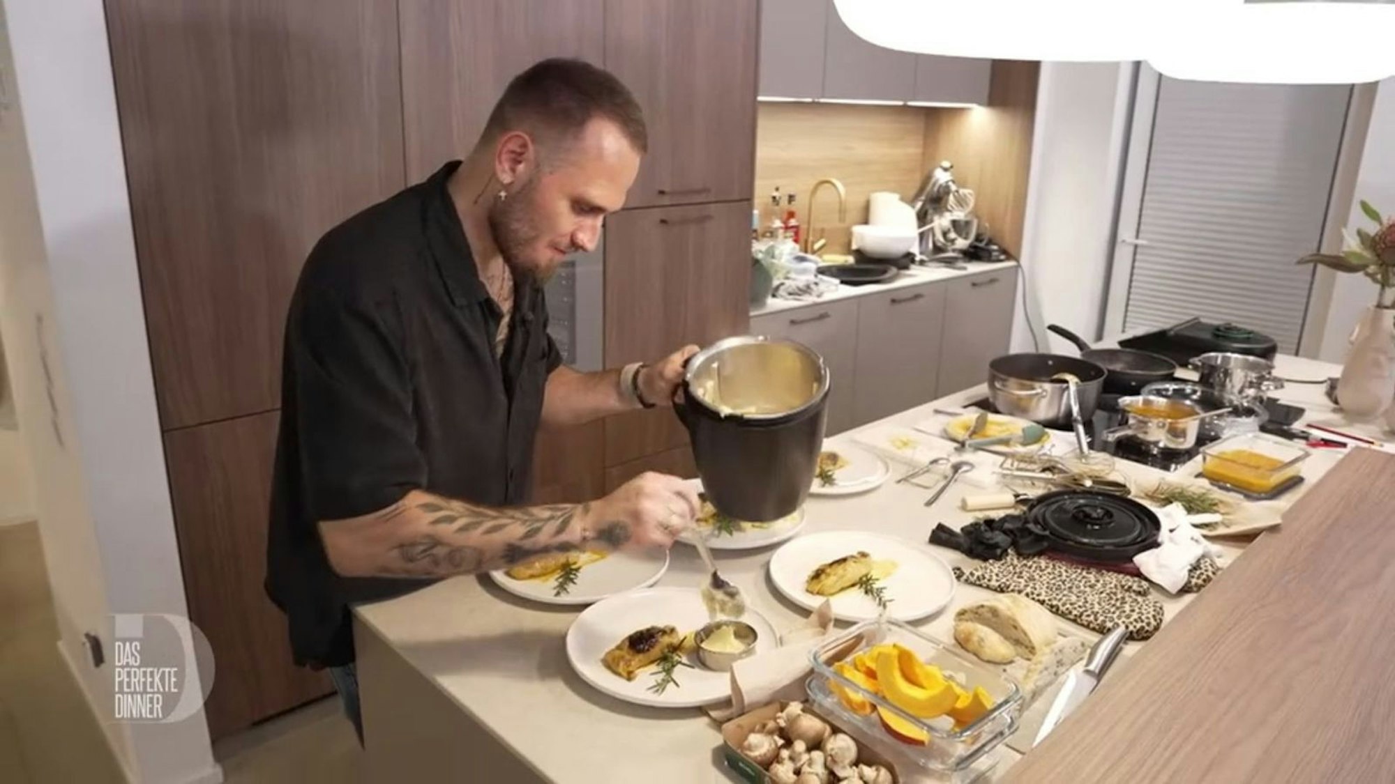 Beim Anrichten der Kohlroulade beeilt sich Manuel, damit das Essen noch heiß auf den Tisch kommt.
(Bild: RTL)