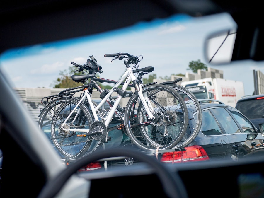 Ein Auto mit Fahrradträger am Heck