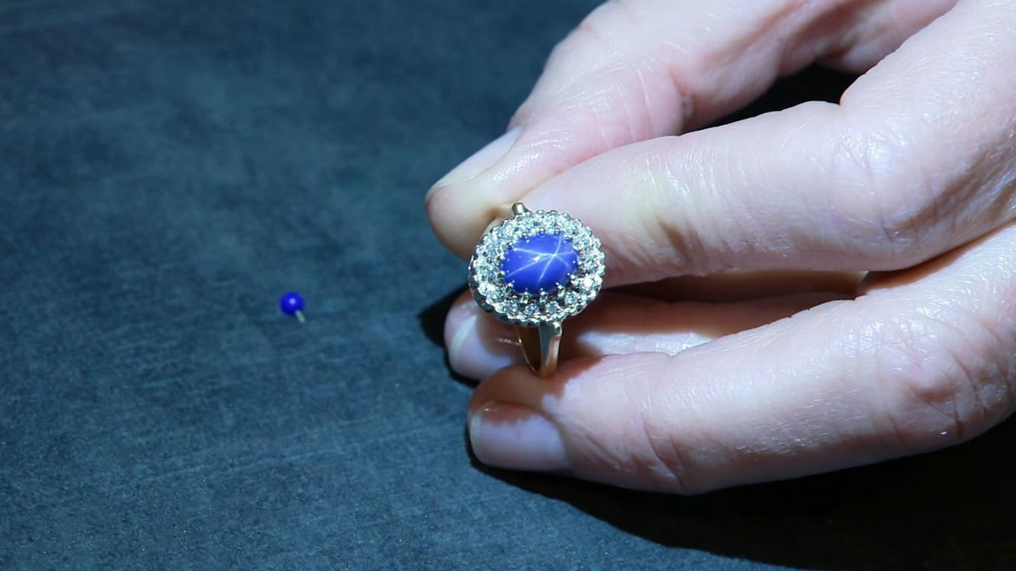 Der Cocktailring mit Diamanten und einem synthetischen Sternsaphir aus den 1960er-Jahren stammte aus Amerika und hatte einen Wert von 500 bis 600 Euro. Lisa Nüdling investierte sogar 750 Euro.
(Bild: ZDF)