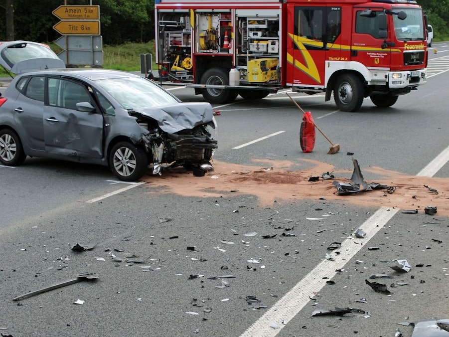 Ein demolierter Pkw nach einem Unfall auf einer Kreuzung.