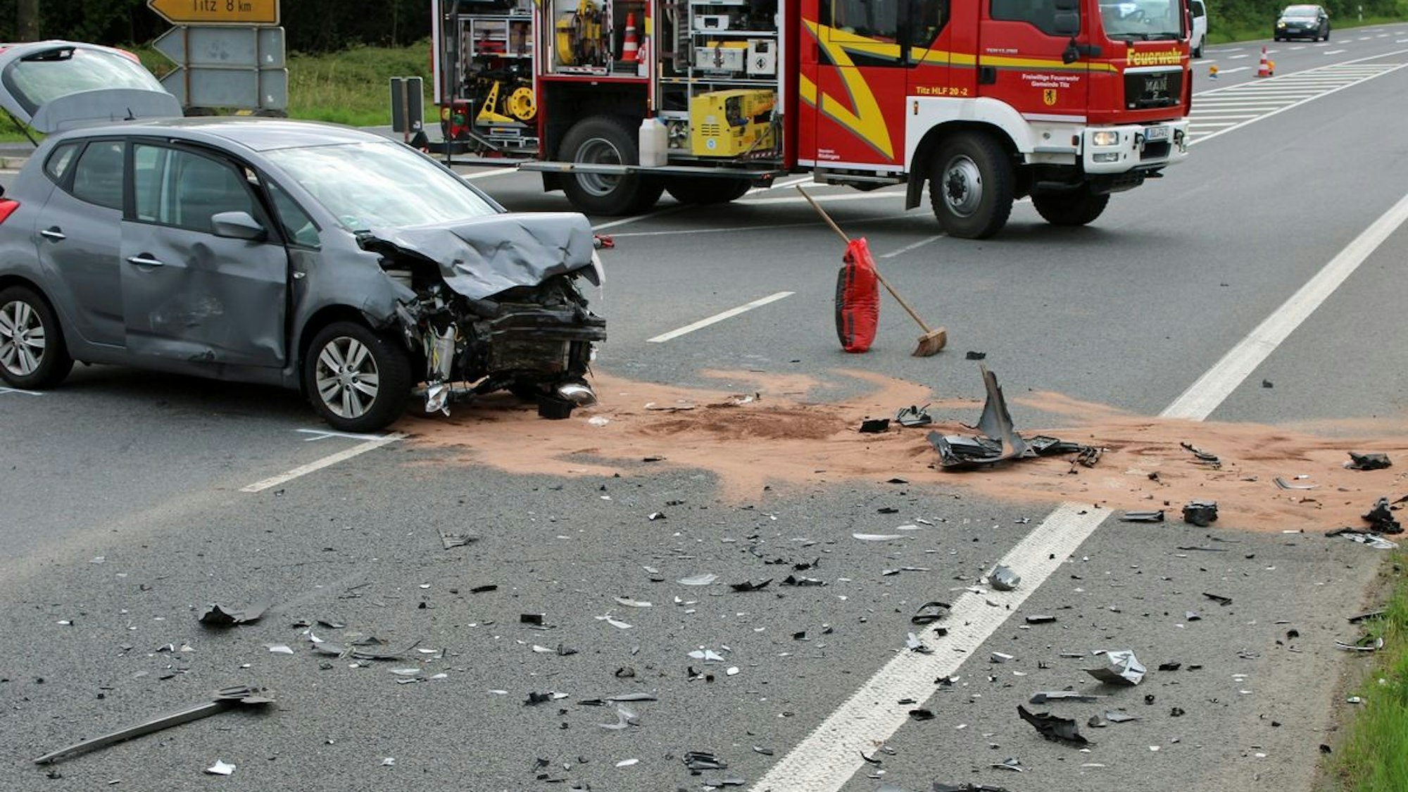 Ein demolierter Pkw nach einem Unfall auf einer Kreuzung.
