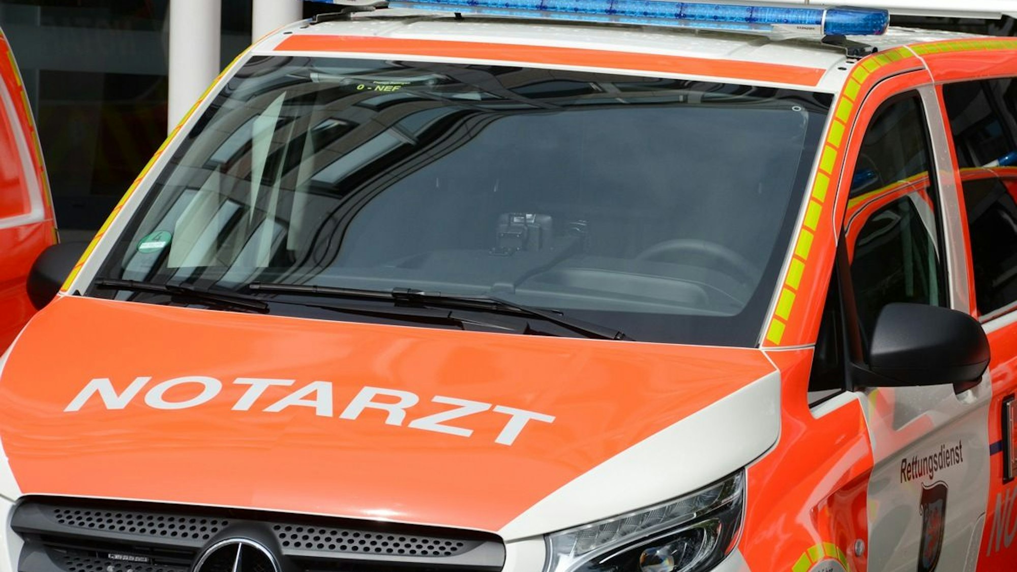 Notarztfahrzeug steht auf einer Straße.