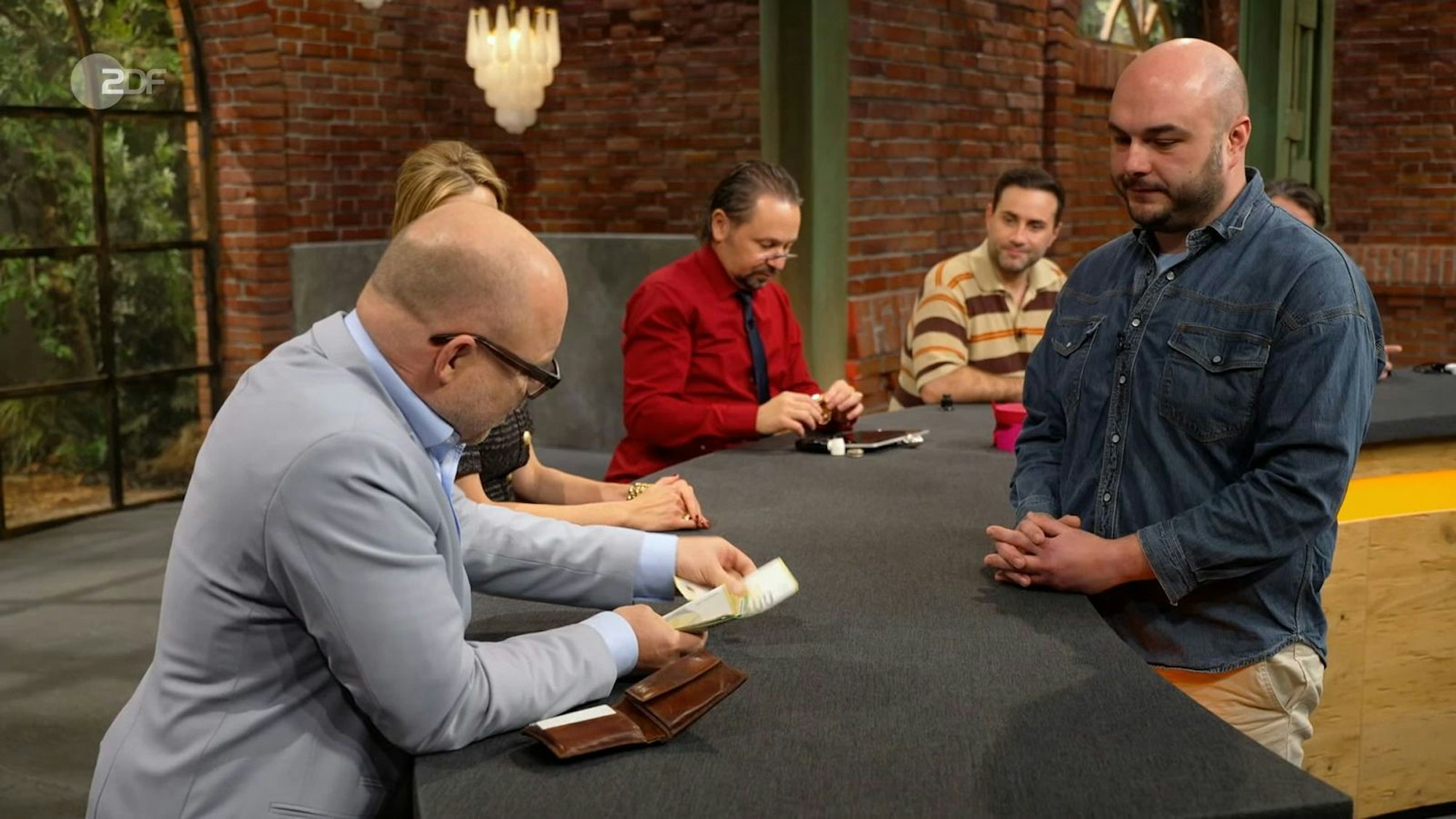 Nach einem „einmaligen Bietergefecht“ sicherte sich Benjamin Leo Leo (links) das Schmuckstück für 4.800 Euro. (Bild: ZDF)