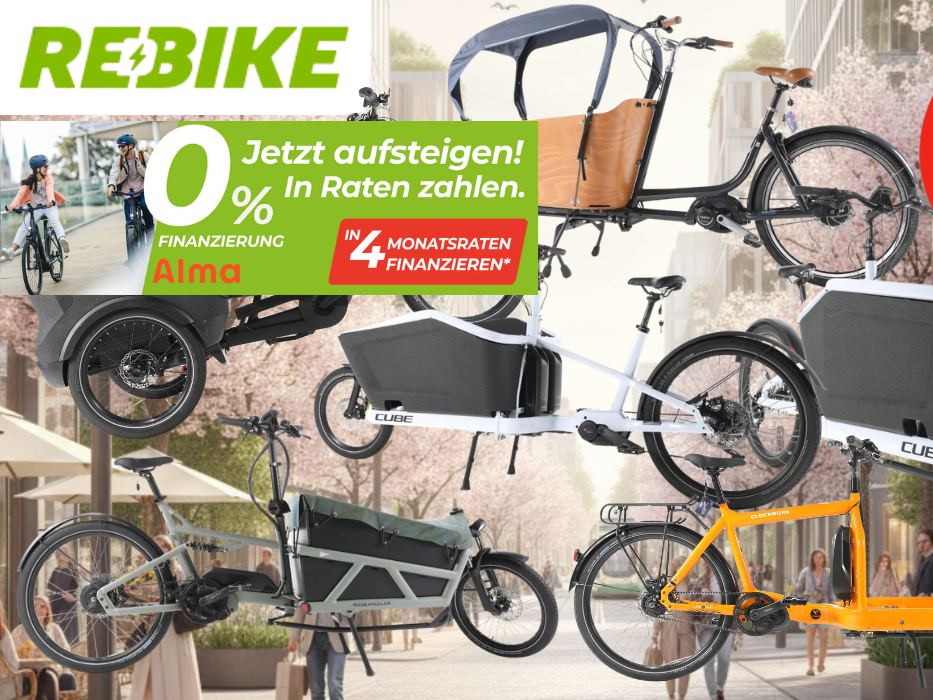 E-Lastenräder unterschiedlicher Marken (u. a. Cube, Babboe, Riese & Müller) vor dem Hintergrund einer Innenstadt, Fußgängerzone, mit blühenden Bäumen am Straßenrand, Rebike-Logo.