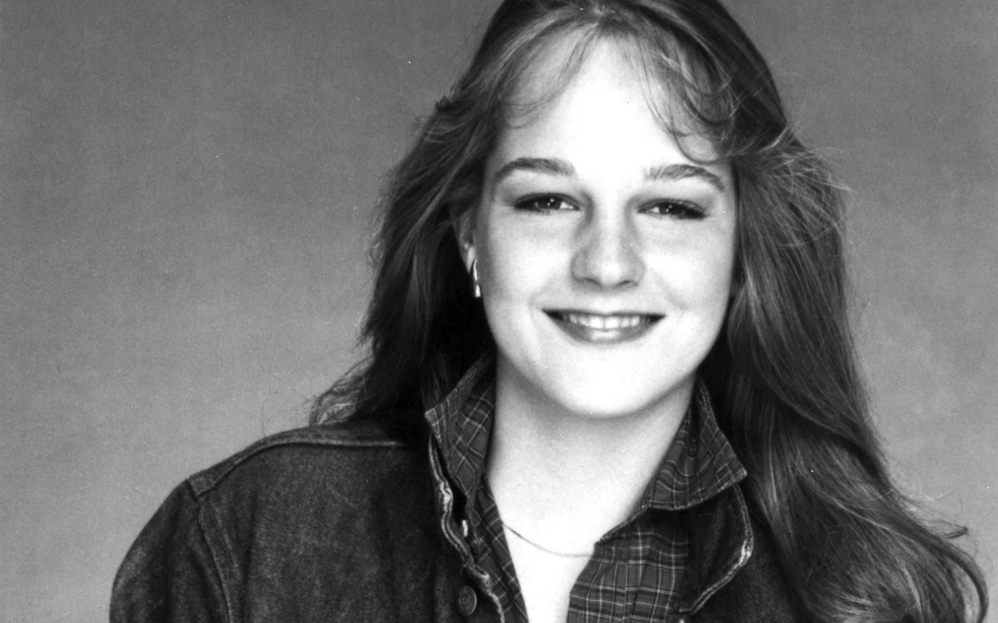 Helen Hunt stand schon als Kind vor der Kamera. Erste Erfolge feierte sie in den 1970er-Jahren. Der Durchbruch kam aber erst in den 1990-ern mit der Sitcom „Verrückt nach ihr“. (Bild: IMAGO / Globe Entertainment)