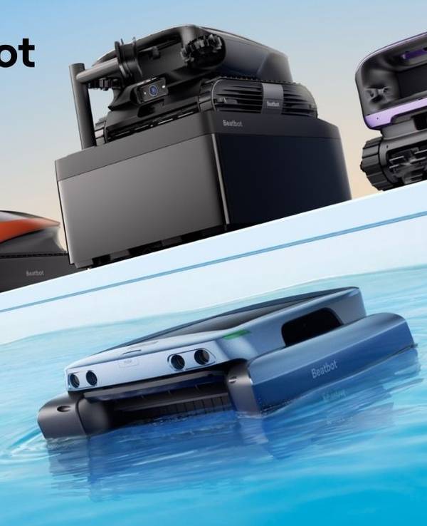 Mehrere Beatbot-Poolreinigungsroboter verschiedener Modelle nebeneinander in und an einem Pool mit klarem blauem Wasser, darunter ein im Wasser schwimmender Oberflächenreiniger, im Hintergrund weitere Modelle auf dem Poolrand – mit rotem Rabatt-Badge „Bis -30 % zur UVP" und Beatbot-Logo.