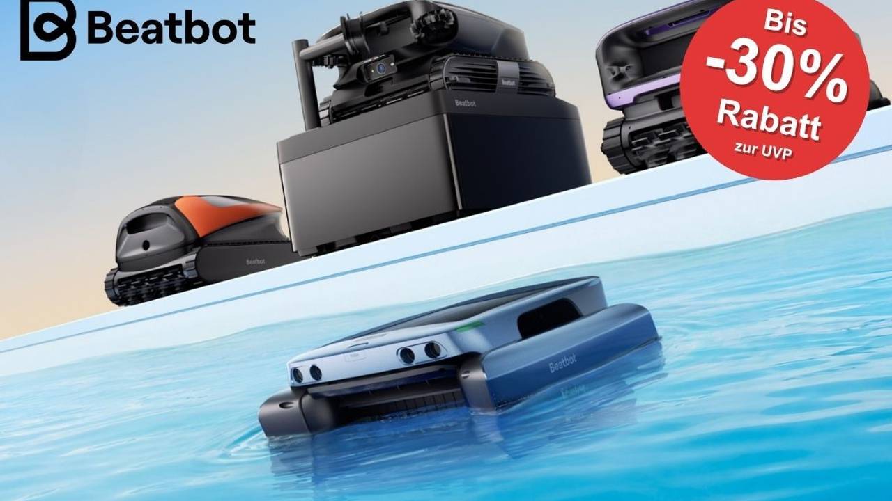 Mehrere Beatbot-Poolreinigungsroboter verschiedener Modelle nebeneinander in und an einem Pool mit klarem blauem Wasser, darunter ein im Wasser schwimmender Oberflächenreiniger, im Hintergrund weitere Modelle auf dem Poolrand – mit rotem Rabatt-Badge „Bis -30 % zur UVP" und Beatbot-Logo.