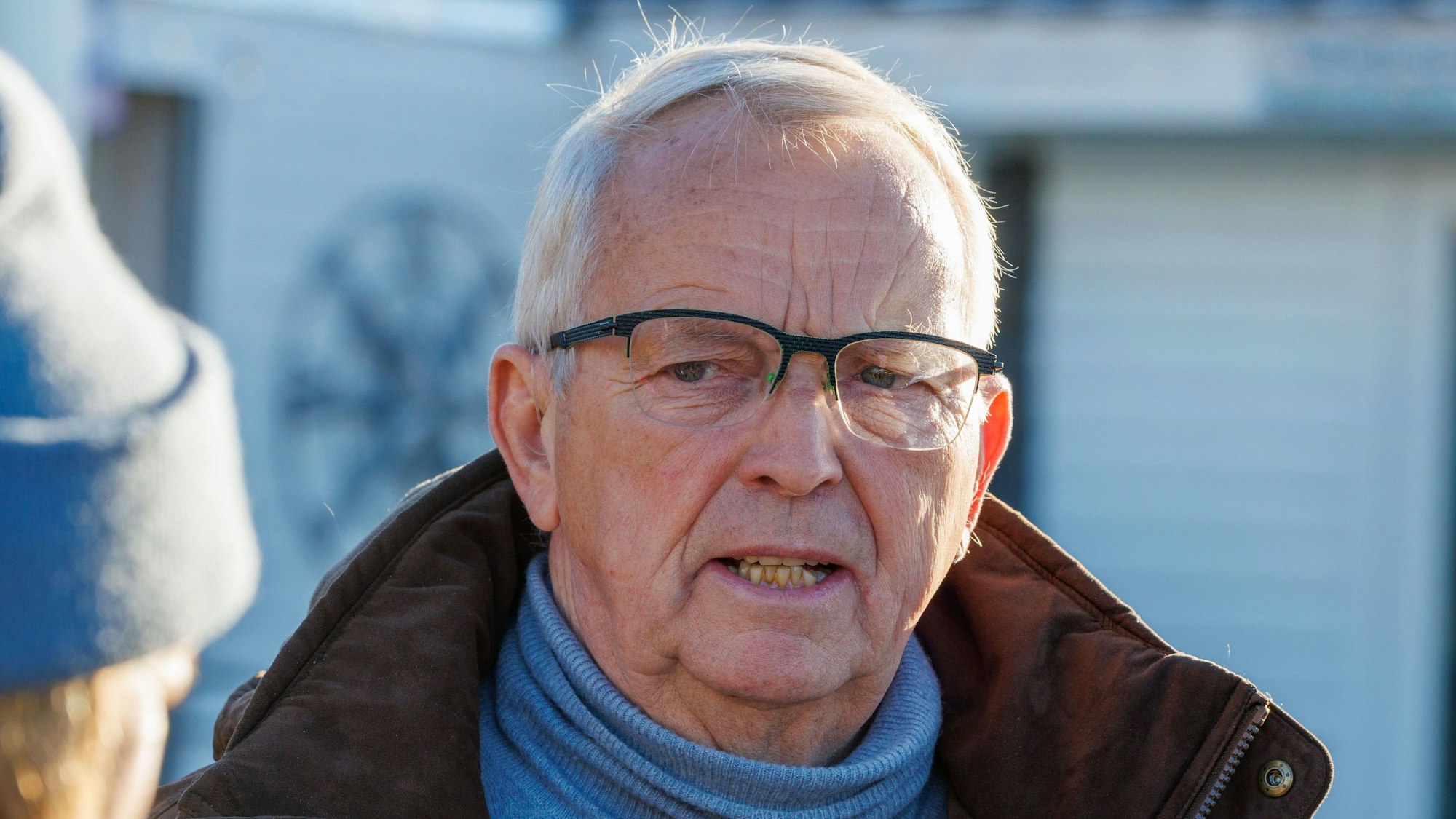 Till Backhaus (SPD), der Agrar-, Umwelt- und Klimaschutzminister von Mecklenburg-Vorpommern, spricht vor einer Besprechung mit der privaten Initiative im Hafen auf der Insel Poel mit Medienvertretern.