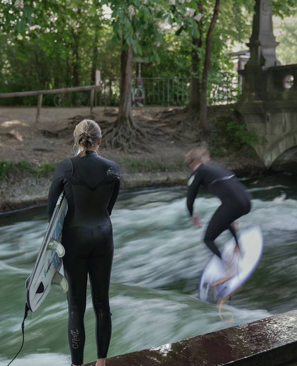 Surfer an der Eisbachwelle in München