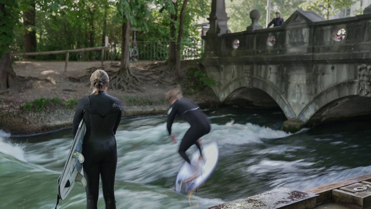 Surfer an der Eisbachwelle in München
