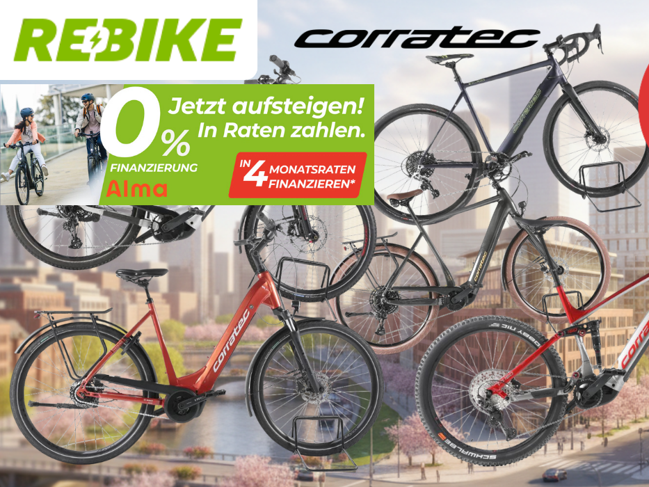 Mehrere Corratec E‑Bikes unterschiedlicher Typen – darunter Trekking-, City- und Mountainbikes – vor einem urbanen Großstadt-Hintergrund.