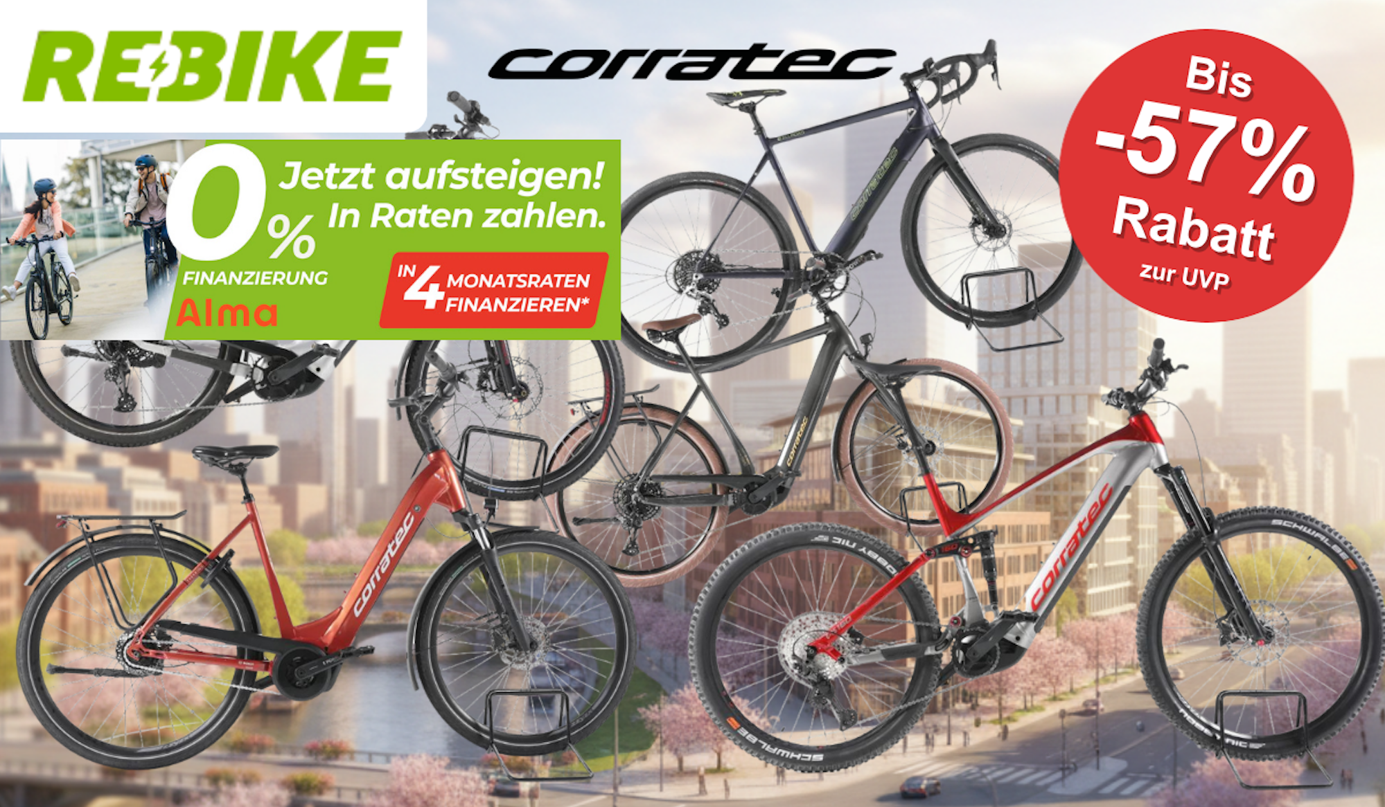 Mehrere Corratec E‑Bikes unterschiedlicher Typen – darunter Trekking-, City- und Mountainbikes – vor einem urbanen Großstadt-Hintergrund.