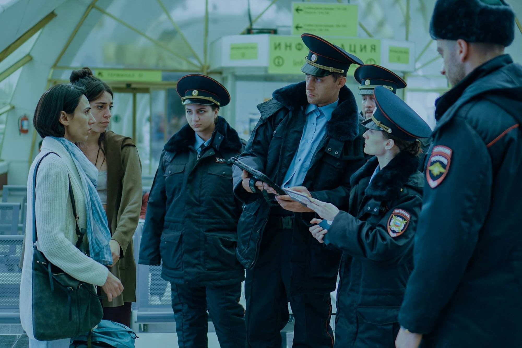 Man will nicht in ihrer Haut stecken: Orna (Liraz Chamami, links) und Gali (Talia Lynne Ronn)werden von russischen Polizisten festgenommen. (Bild: © Apple TV / Giorgi Chekurishvili)