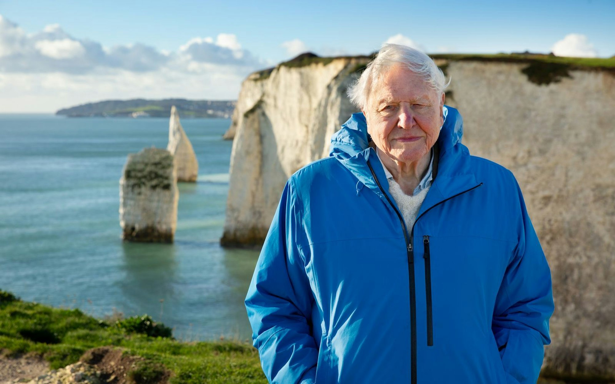 David Attenborough vor der Naturkulisse im Rahmen der Kino-Doku „Ozean mit David Attenborough“ (2025), bei der er auch als Autor fungierte. (Bild: National Geographic)