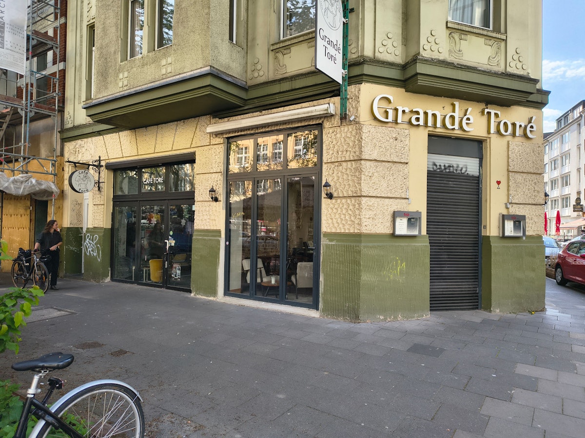 Seit kurz nach Jahresbeginn ist das Café Toré an der Ecke Neusser Straße / Balthasarstraße geschlossen. Noch steht das Mobiliar in den Räumlichkeiten.