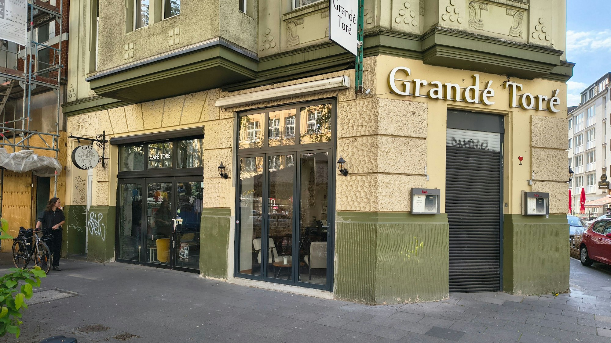 Seit kurz nach Jahresbeginn ist das Café Toré an der Ecke Neusser Straße / Balthasarstraße geschlossen. Noch steht das Mobiliar in den Räumlichkeiten.