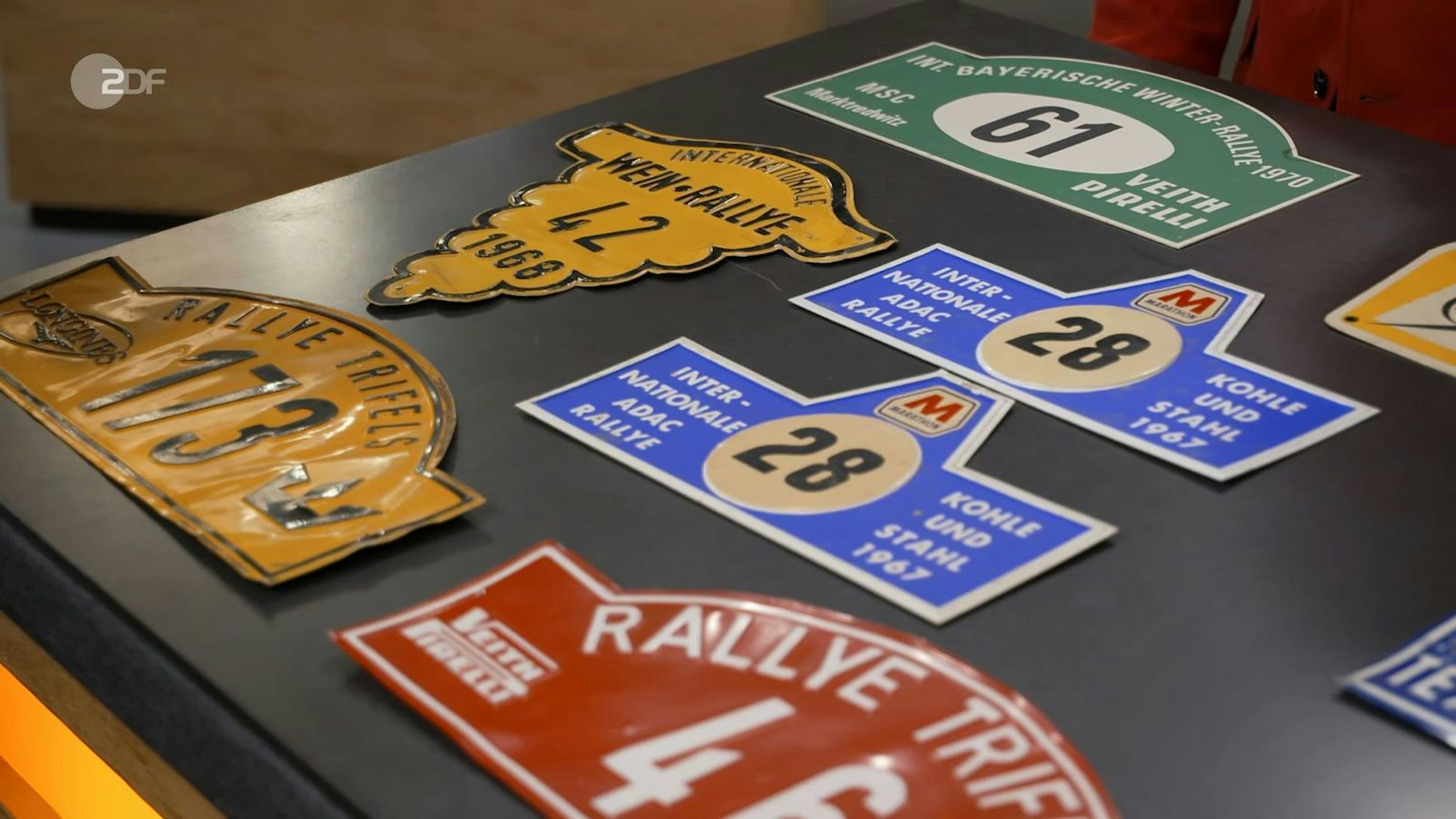 Die zehn Rallye-Schilder aus der Zeit zwischen 1967 und 1971 sollten 300 Euro bringen, die David Suppes auch bezahlte.
(Bild: ZDF)