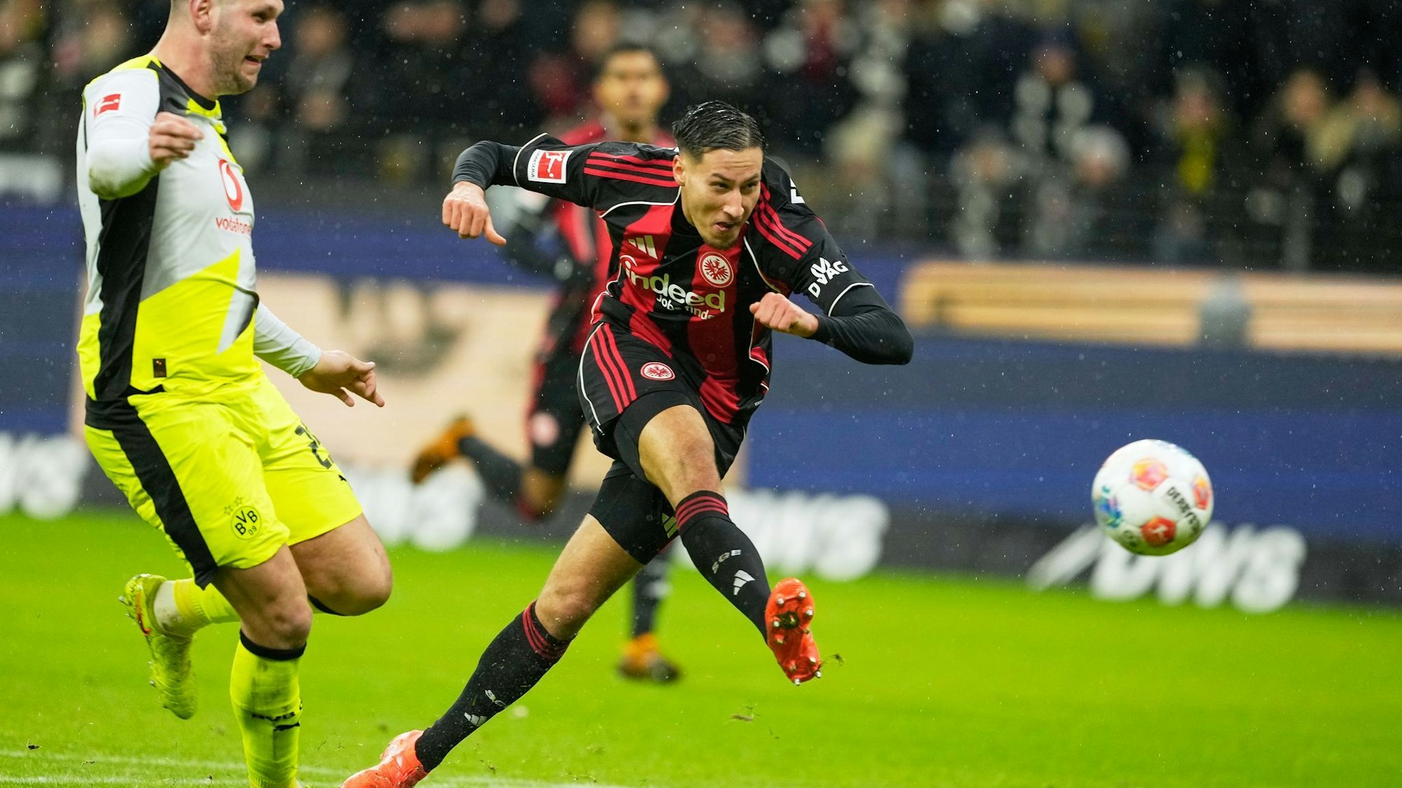 Younes Ebnoutalib (r)