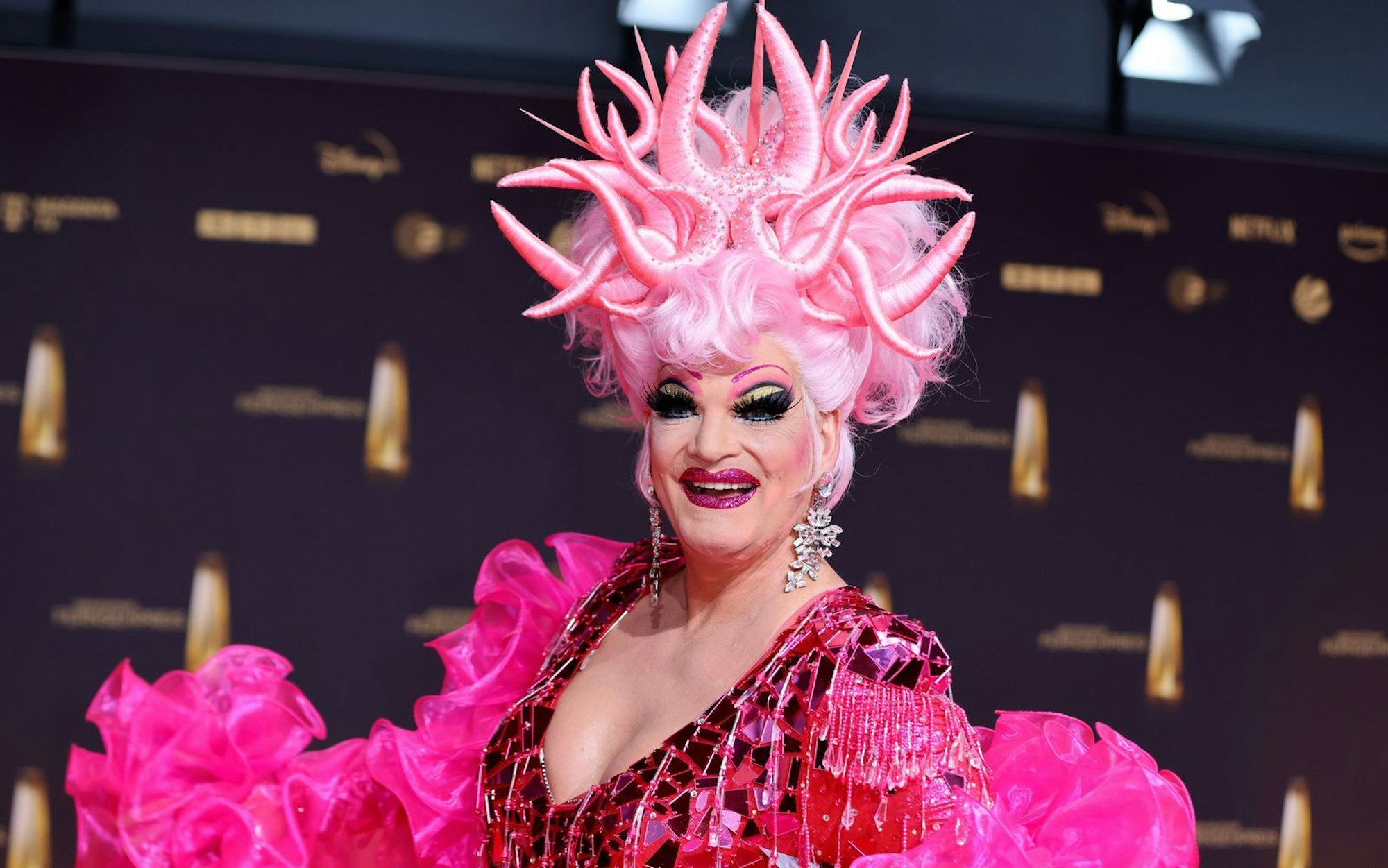 Schrille Outfits sind ihr Markenzeichen: Olivia Jones ist Deutschlands bekannteste Drag Queen. Nun wurde ihre Autobiografie für die ZDF-Primetime verfilmt. Im Interview spricht sie über diese besondere Ehre. (Bild: 2024 Getty Images/Joshua Sammer)