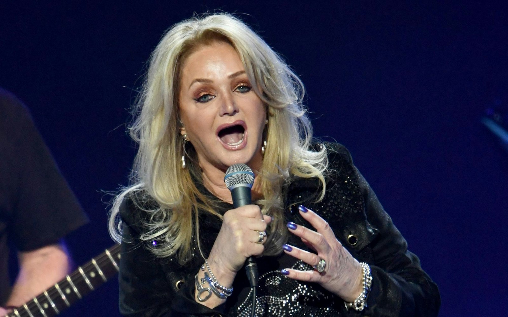 Nach einer Darm-Operation musste Bonnie Tyler in ein künstliches Koma versetzt werden. Wann sie wieder auf einer Bühne stehen kann, ist unklar. (Bild: Getty Images / Gareth Cattermole)