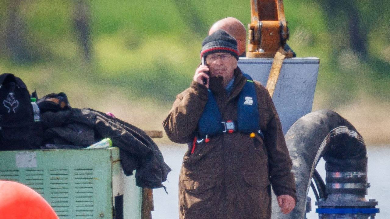 ill Backhaus (SPD), Umweltminister von Mecklenburg-Vorpommern, steht auf einer schwimmende Plattform und telefoniert, nachdem der gestrandete Buckelwal vor der Insel Poel mit Gurten in den Lastkahn gezogen wurde.