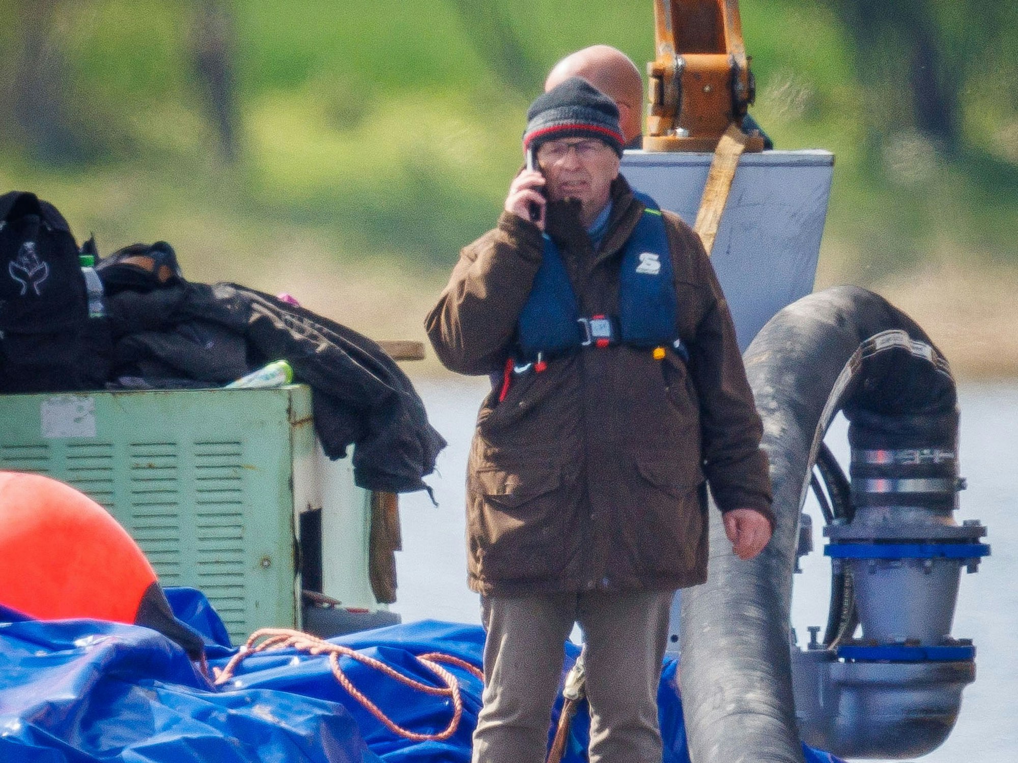 ill Backhaus (SPD), Umweltminister von Mecklenburg-Vorpommern, steht auf einer schwimmende Plattform und telefoniert, nachdem der gestrandete Buckelwal vor der Insel Poel mit Gurten in den Lastkahn gezogen wurde.
