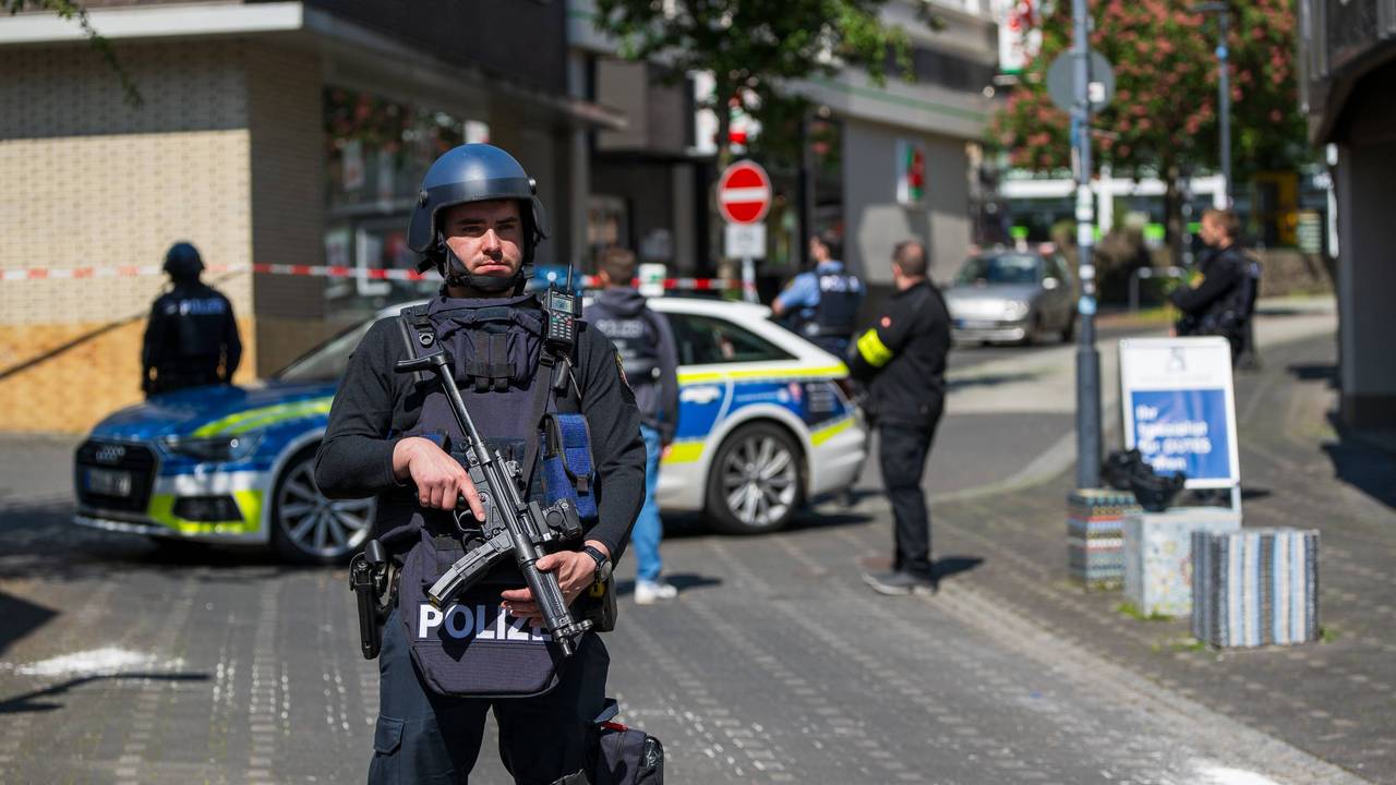 Schwerbewaffnete Polizeibeamte sichern den Bereich rund um eine Bankfiliale in Sinzig.