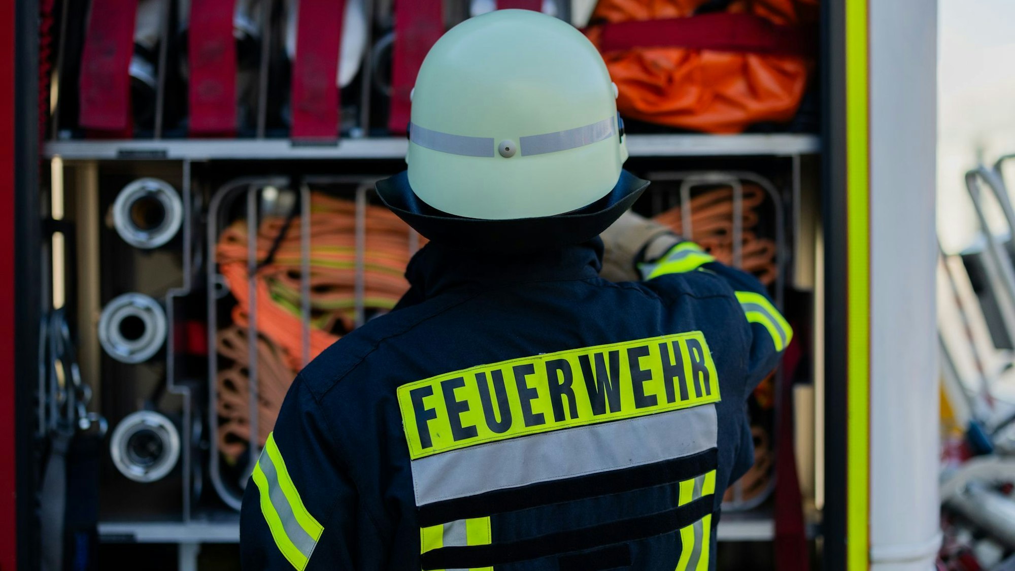 Feuerwehrmann an Einsatzfahrzeug
