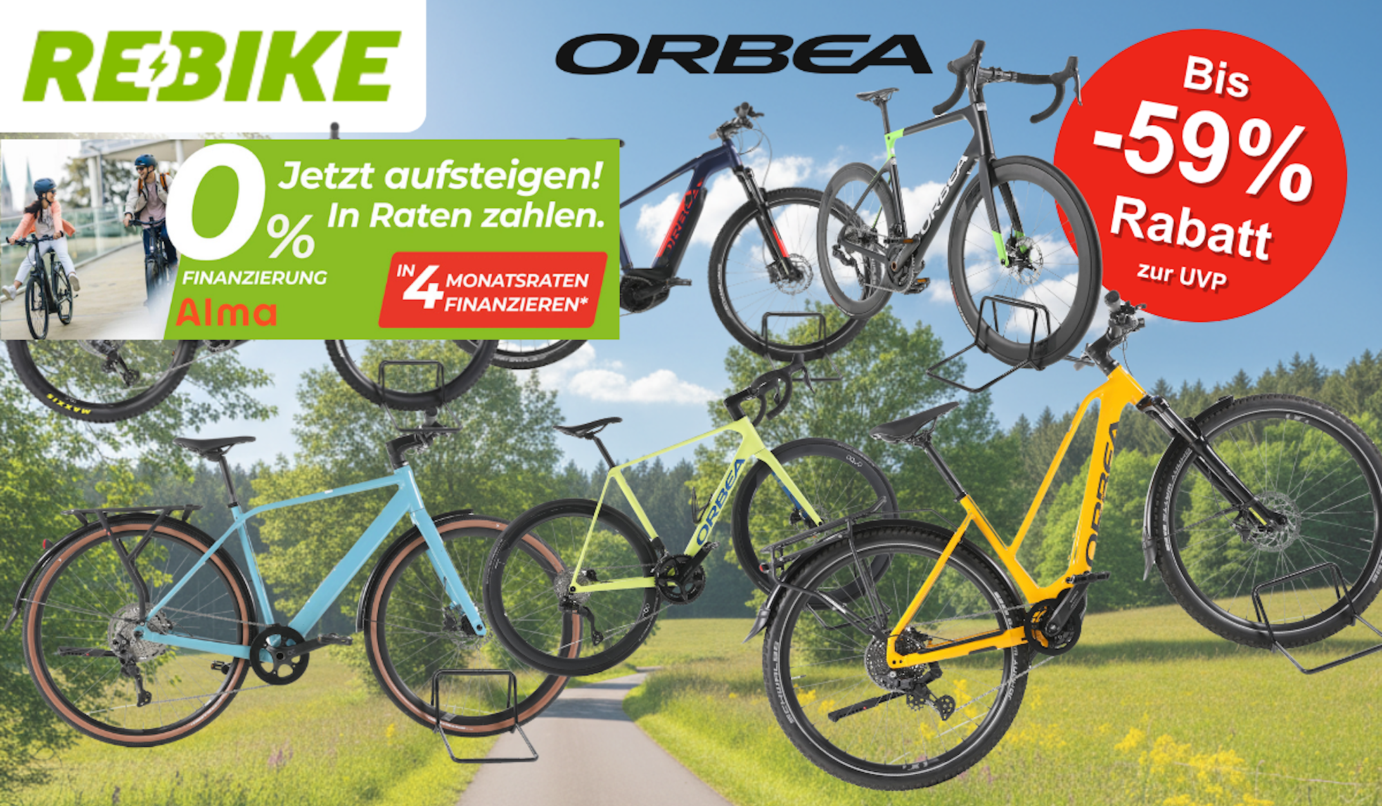 Mehrere refurbished Orbea E-Bikes verschiedener Kategorien – darunter E-Mountainbikes, Trekking-E-Bikes und Gravelbikes – vor einem sonnigen Radweg mit grüner Natur im Hintergrund. Logos von Rebike und Orbea sind zu sehen.