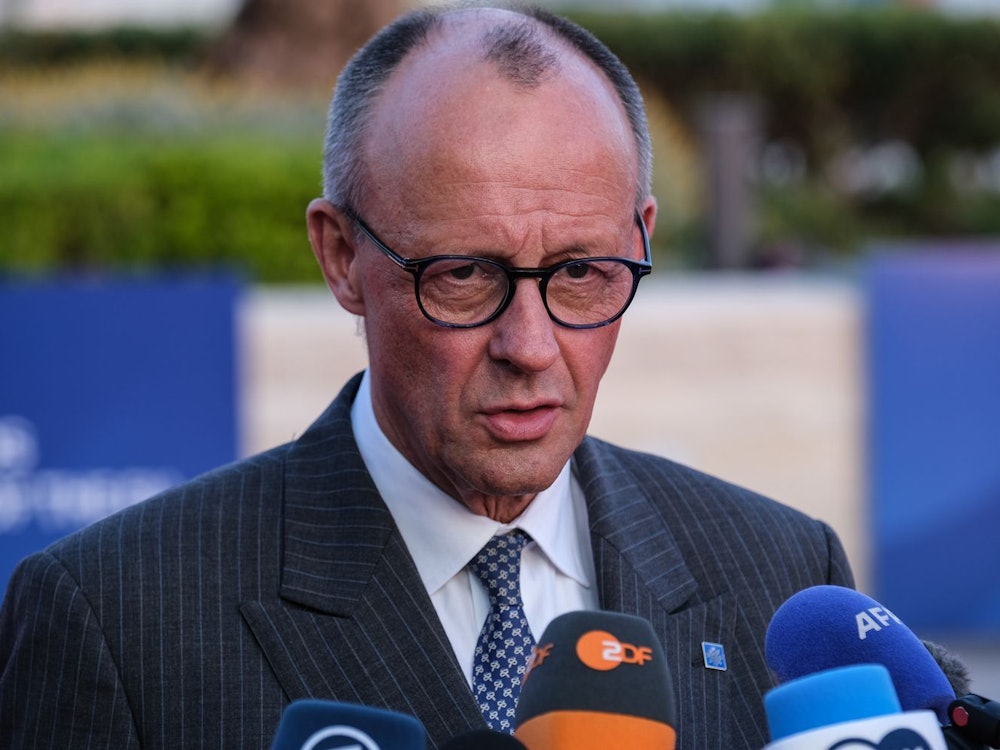 Im jüngsten Politbarometer des ZDF erreichte Bundeskanzler Friedrich Merz einen neuen Tiefststand. (Bild: Getty Images / Byron Smith)