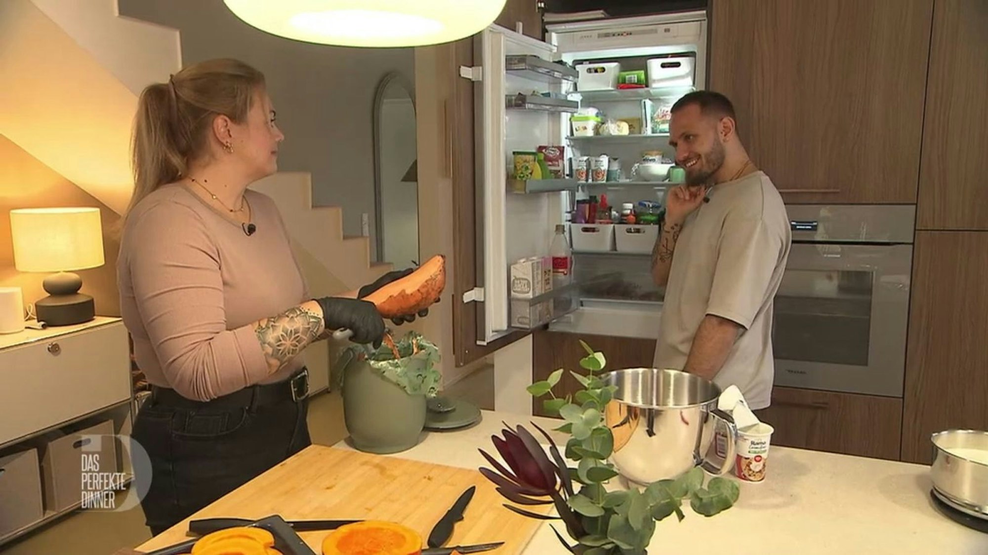 Beim Blick in den Kühlschrank stellt Manuel einen akuten Sahnemangel fest.
(Bild: RTL)