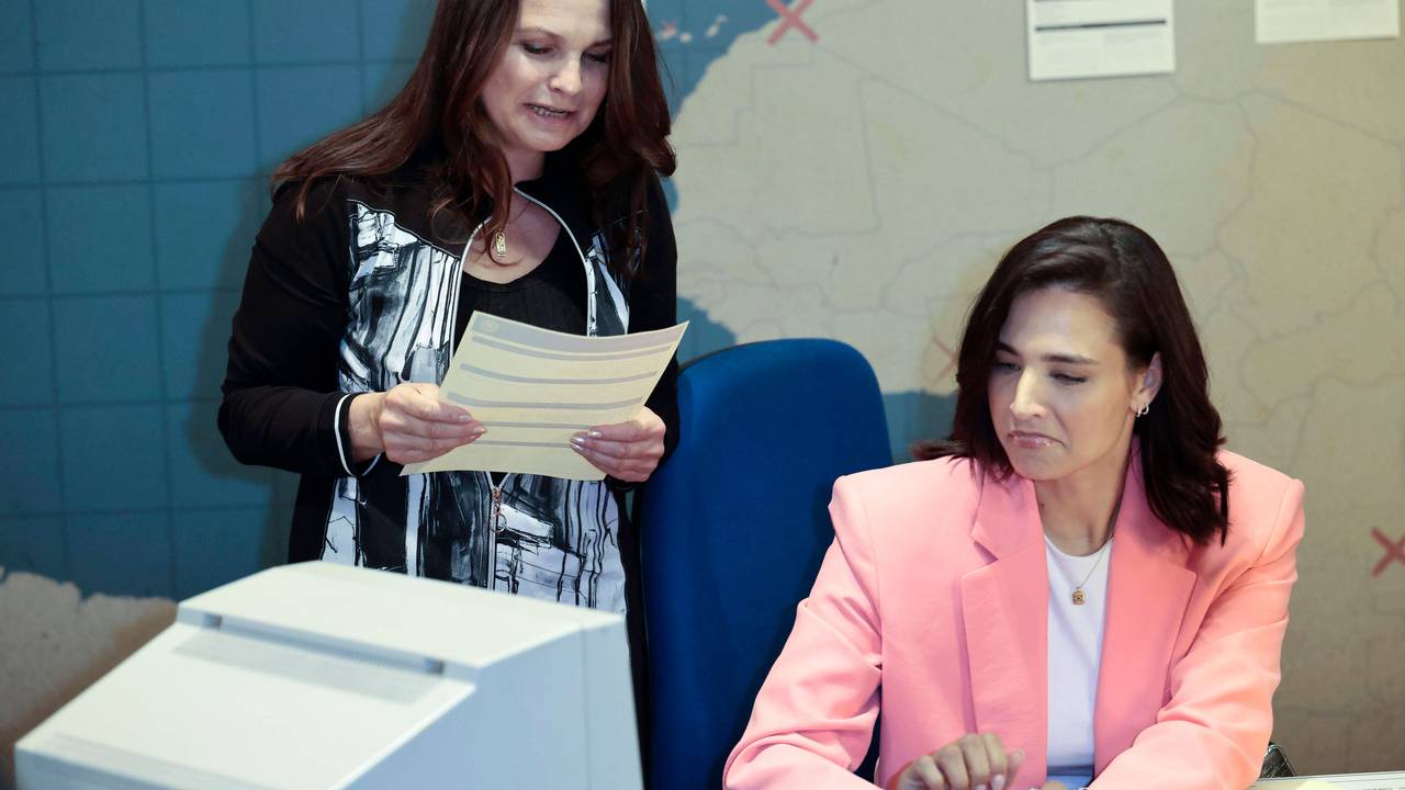 Amira Aly mit ihrer Mutter Mirjam Svetnik bei der „Serienkiller“-Ausstellung.