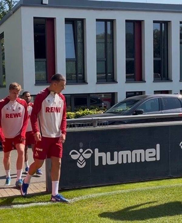 Said El Mala, Marius Bülter, Linton Maina und Jahmai Simpson-Pusey betreten den Trainingsplatz am Geißbockheim.