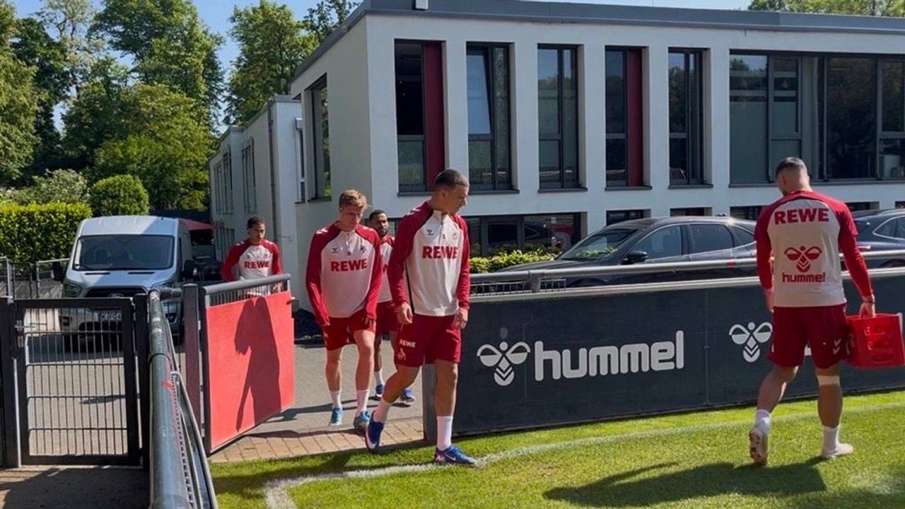 Said El Mala, Marius Bülter, Linton Maina und Jahmai Simpson-Pusey betreten den Trainingsplatz am Geißbockheim.