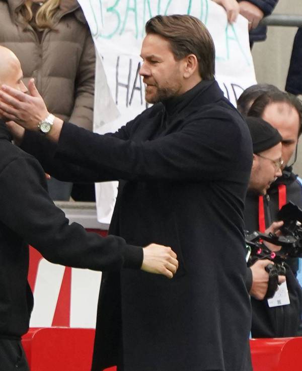 Thomas Kessler und René Wagner umarmen sich.