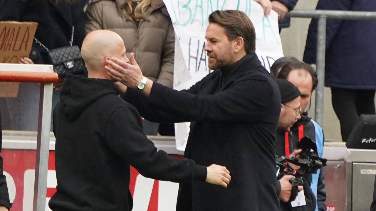 Thomas Kessler und René Wagner umarmen sich.