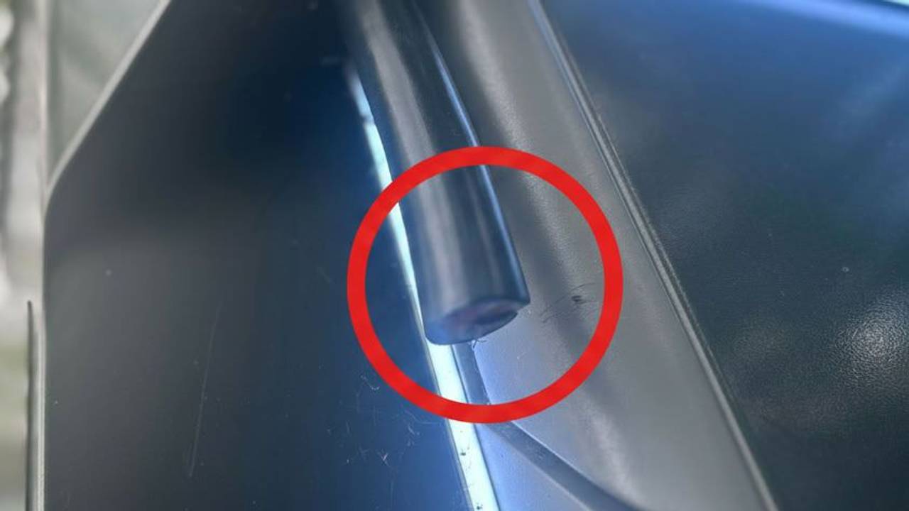 Ein abgeschnittenes Kabel einer Ladesäule in Köln-Zollstock