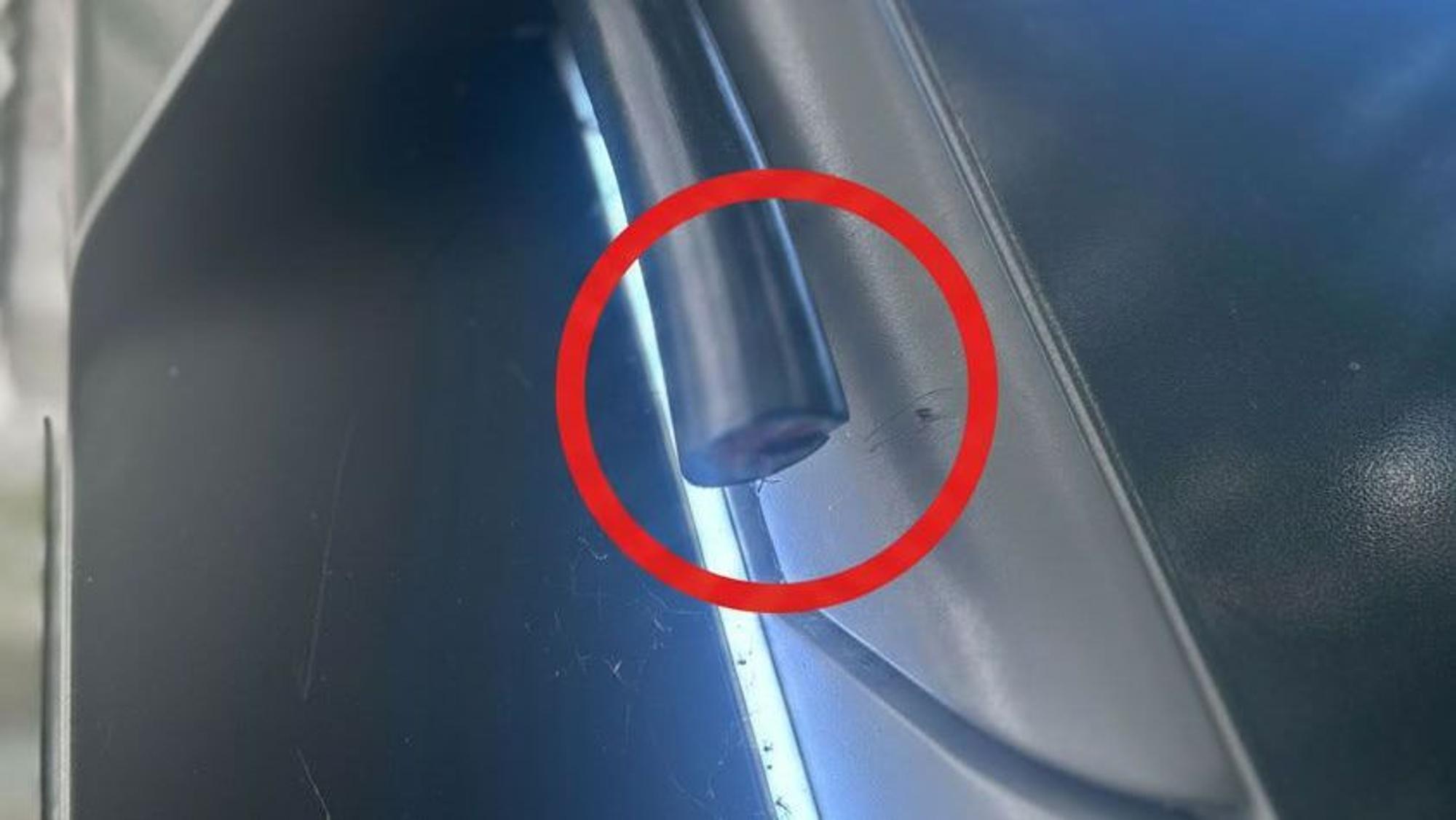 Ein abgeschnittenes Kabel einer Ladesäule in Köln-Zollstock
