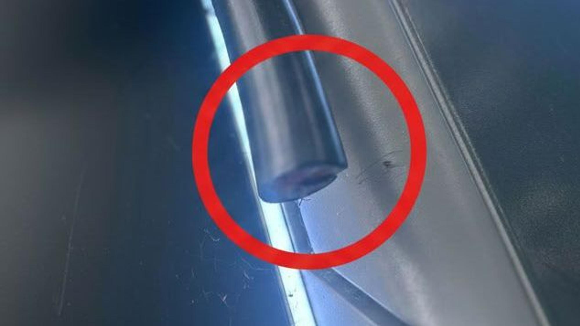 Ein abgeschnittenes Kabel einer Ladesäule in Köln-Zollstock