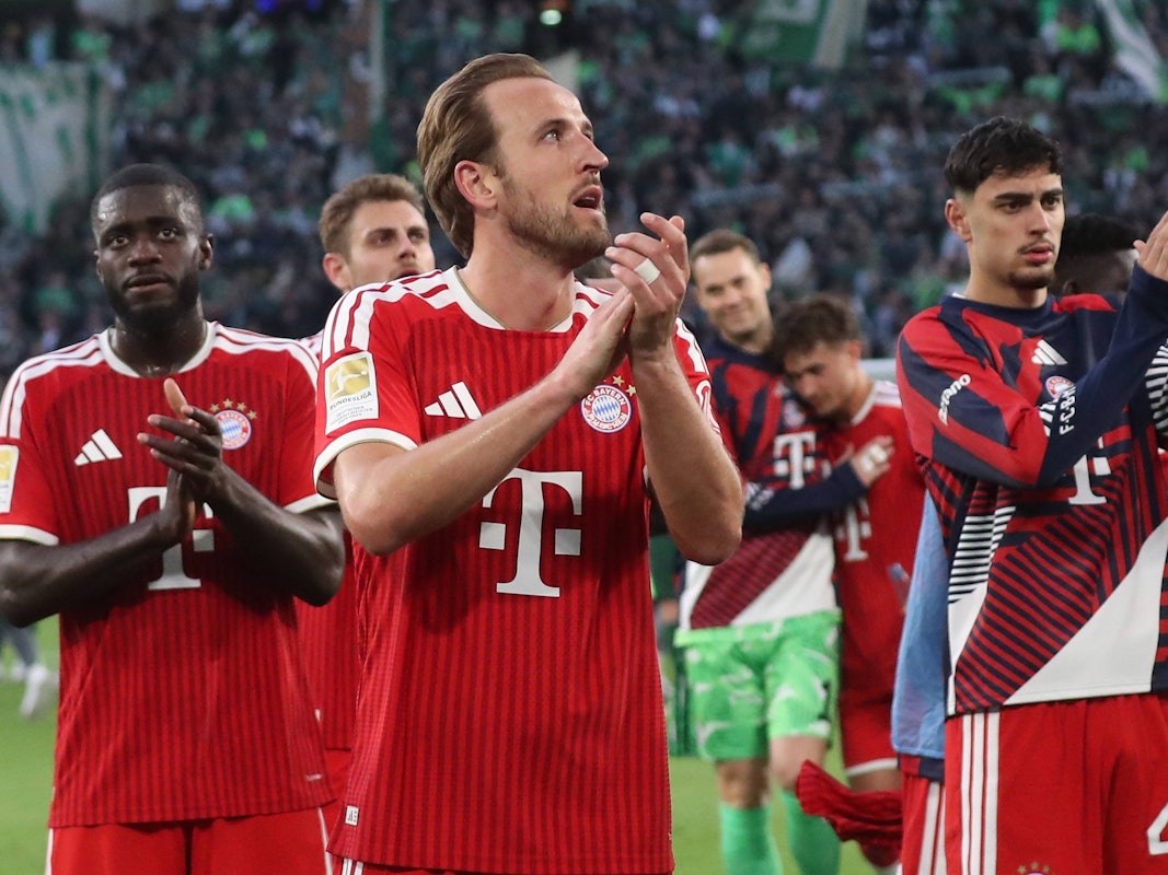 Die Spieler des FC Bayern klatschen in Richtung ihrer Fans.