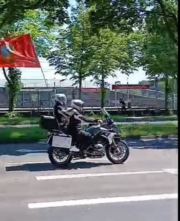Rund 100 Motorradfahrer fuhren am Samstag in einem Konvoi durch Köln, teils mit sowjetischen Flaggen