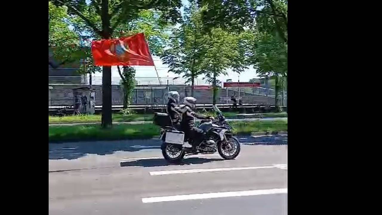Rund 100 Motorradfahrer fuhren am Samstag in einem Konvoi durch Köln, teils mit sowjetischen Flaggen