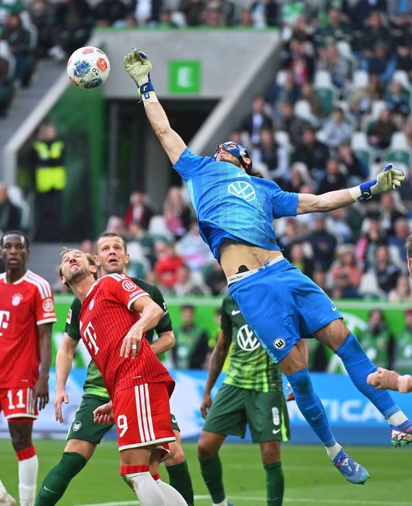 Wolfsburg-Torwart Kamil Grabara segelt durch den Strafraum.