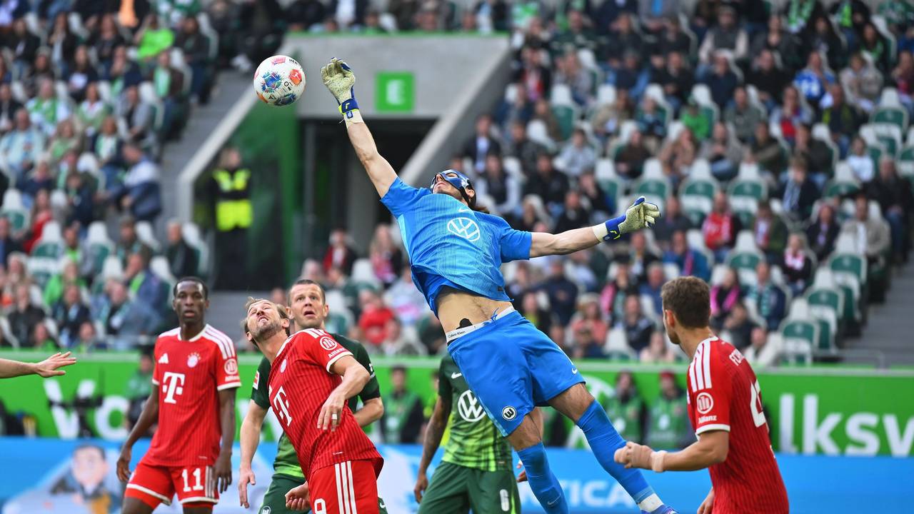 Wolfsburg-Torwart Kamil Grabara segelt durch den Strafraum.