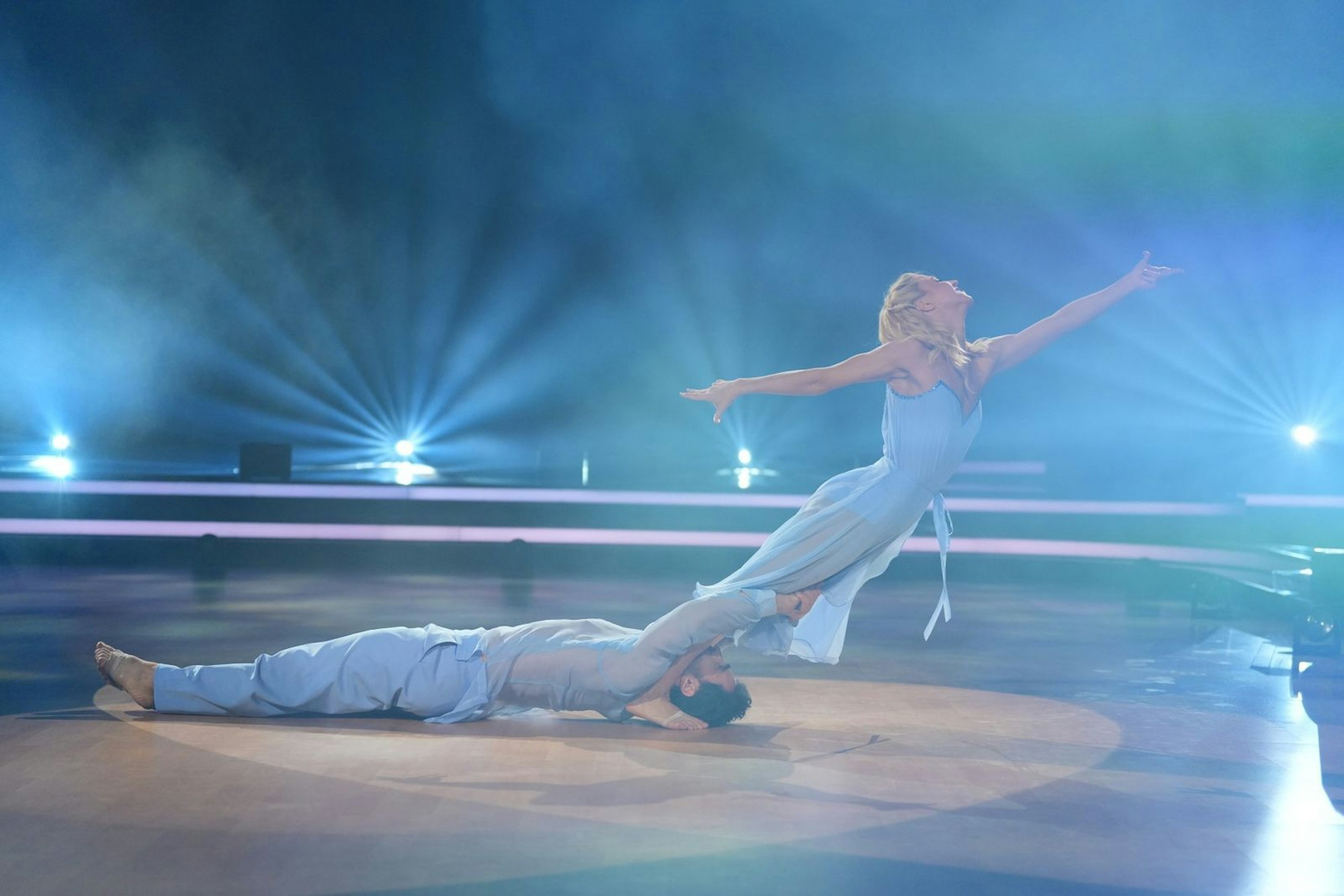 Jan Kittmann tanzt mit Kathrin Menzinger auch für seine Tochter und zeigt, wie frei er sich mittlerweile auf dem Parkett fühlt. (Bild: RTL / Stefan Gregorowius)