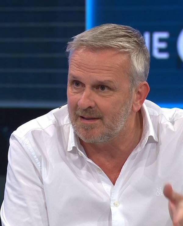 Dietmar Hamann gestikuliert während seiner Wutrede.