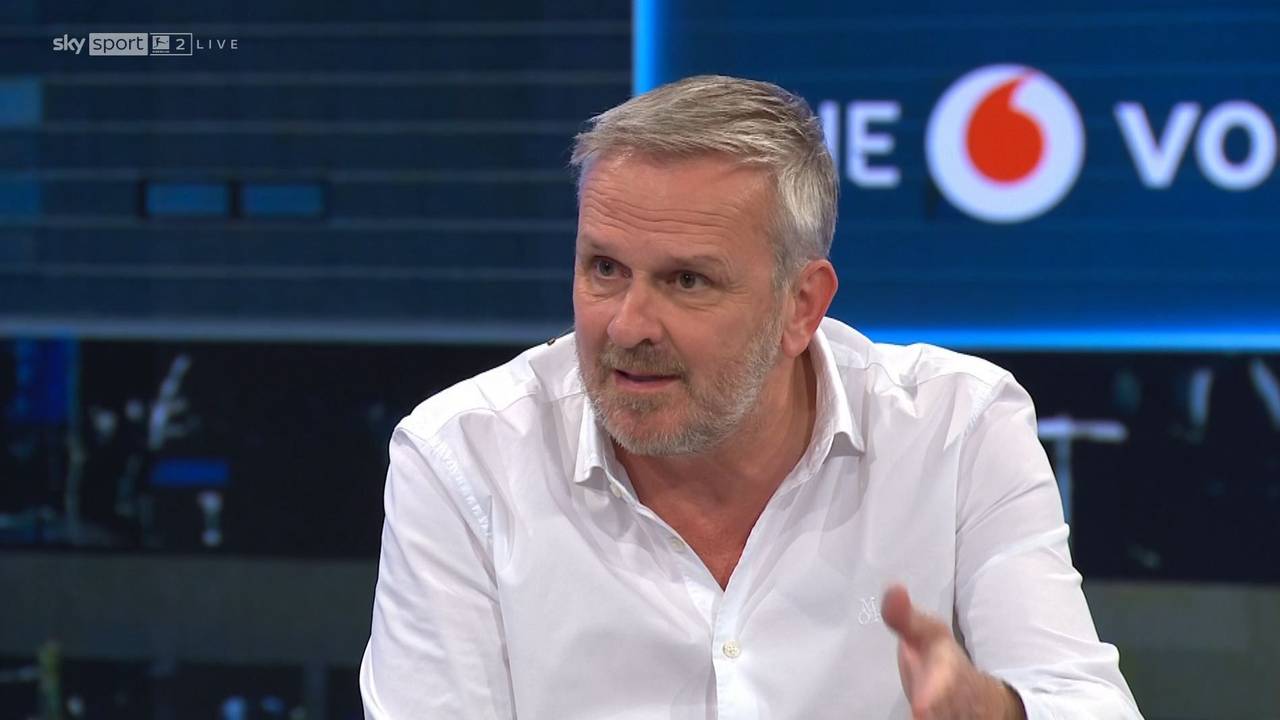 Dietmar Hamann gestikuliert während seiner Wutrede.