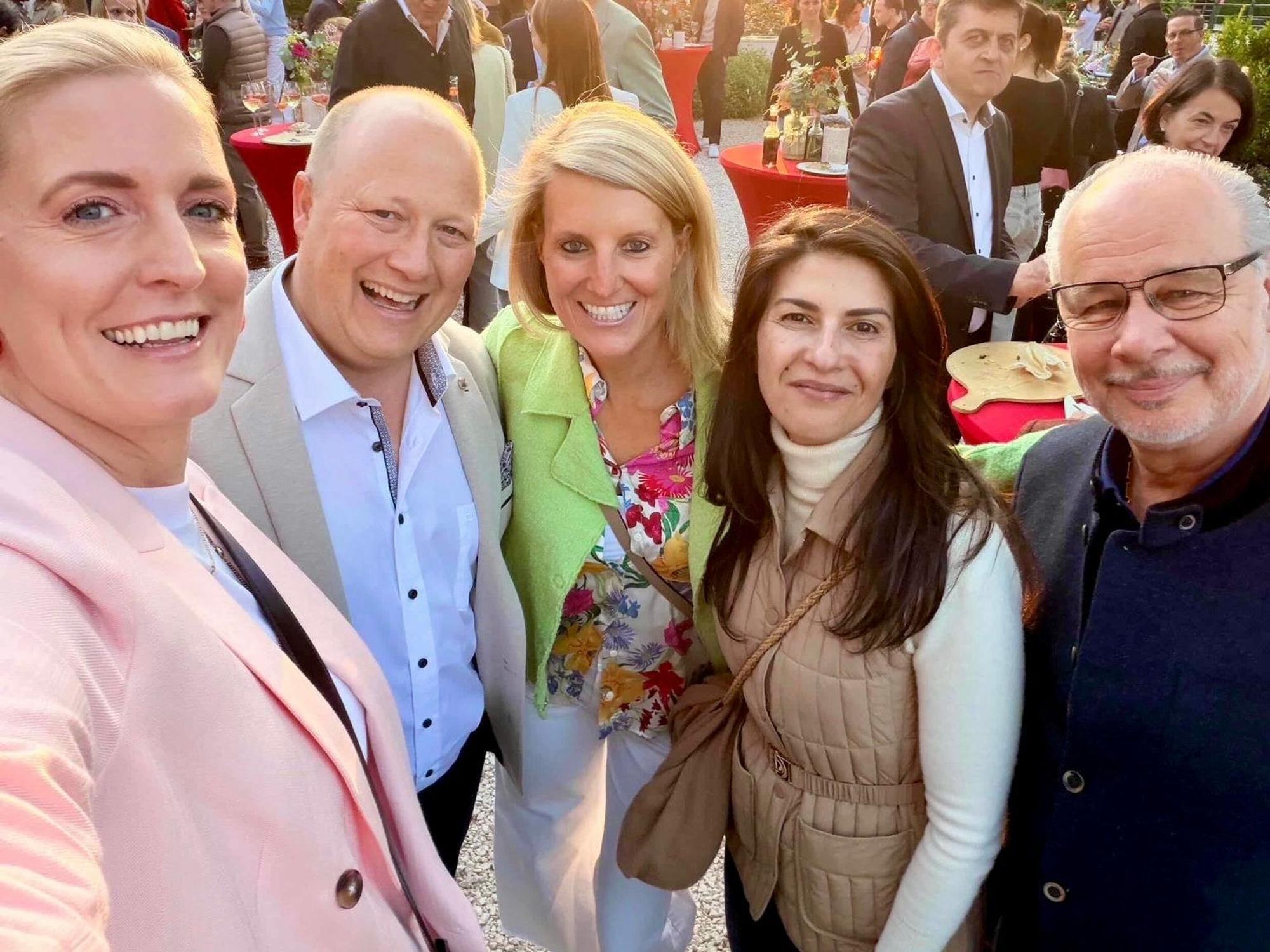 Gastgeber Peter Zens (2.v.l.) begrüßte auf dem Getrudenhof viele Gäste aus verschiedenen Bereichen: Dr. Marie-Christine Frank, Nina Luig, Serap Güler und Georg Kippels (v.l.) waren gekommen.