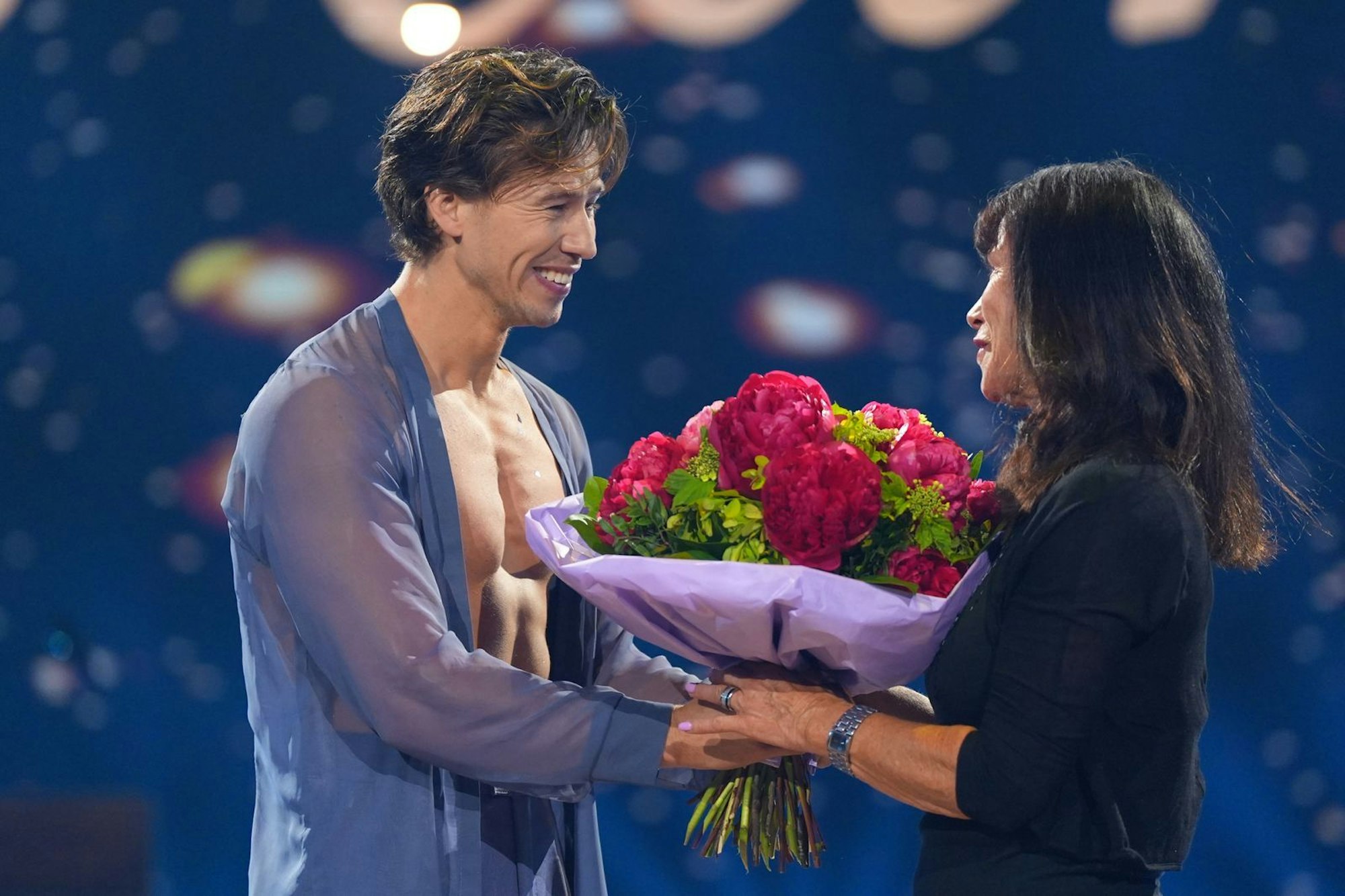 Nach dem Tanz holt Malika Dzumaeva die sichtlich gerührte Mutter von Joel Mattli auf die Bühne. Er überreicht ihr Blumen: „Ich liebe dich, Mami!“ (Bild: RTL / Stefan Gregorowius)