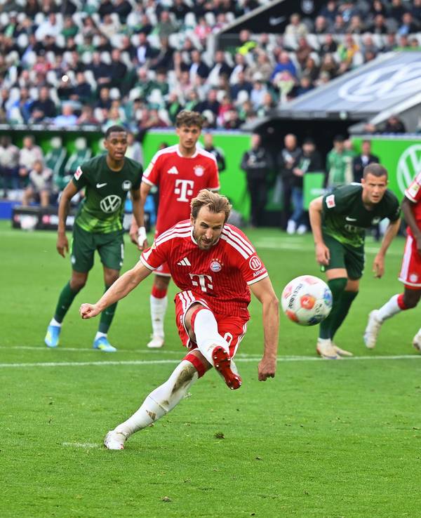 Harry Kane bei der Ausführung eines Elfmeters.
